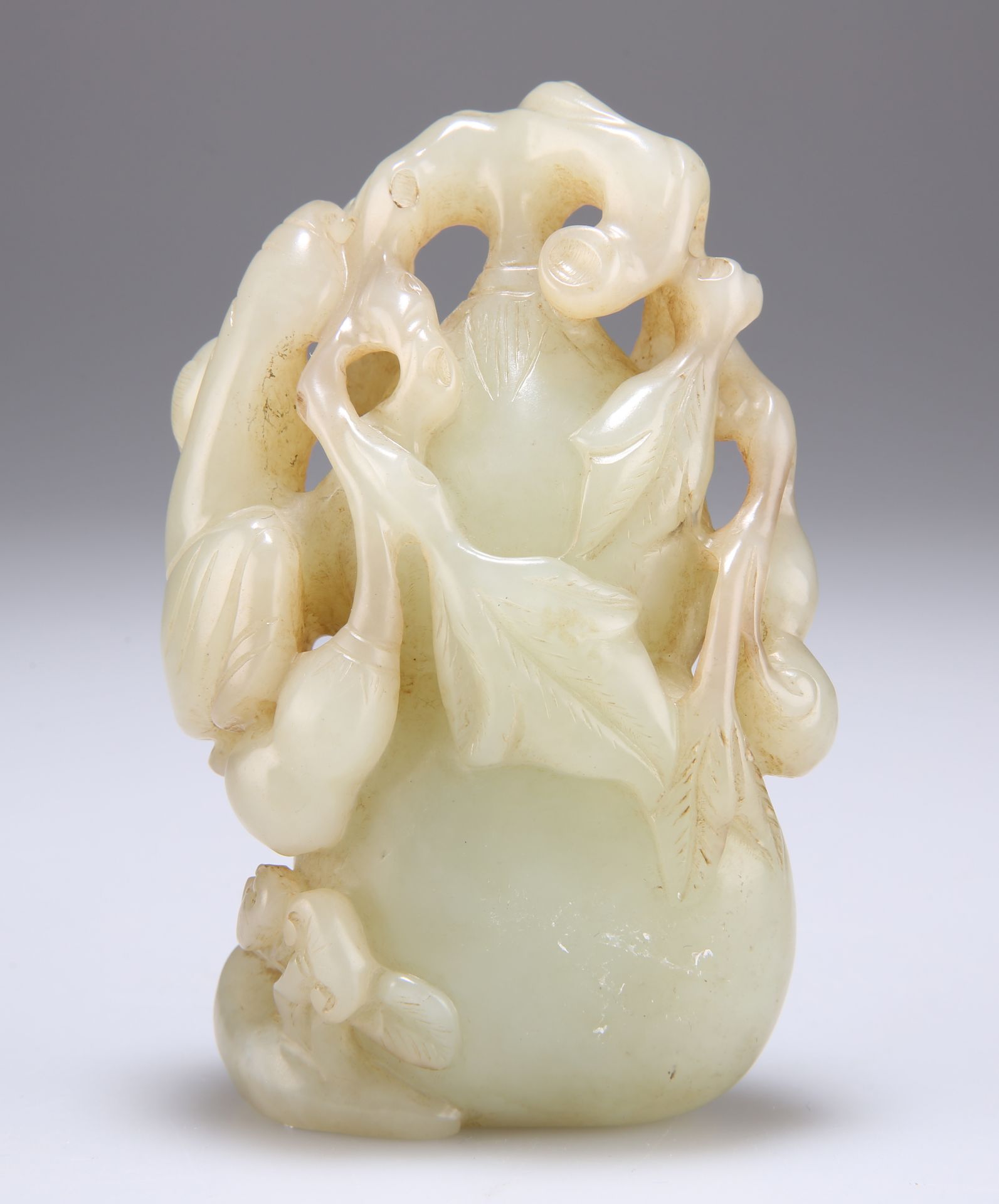 A CHINESE CELADON JADE CARVING OF A GOURD - Bild 2 aus 2