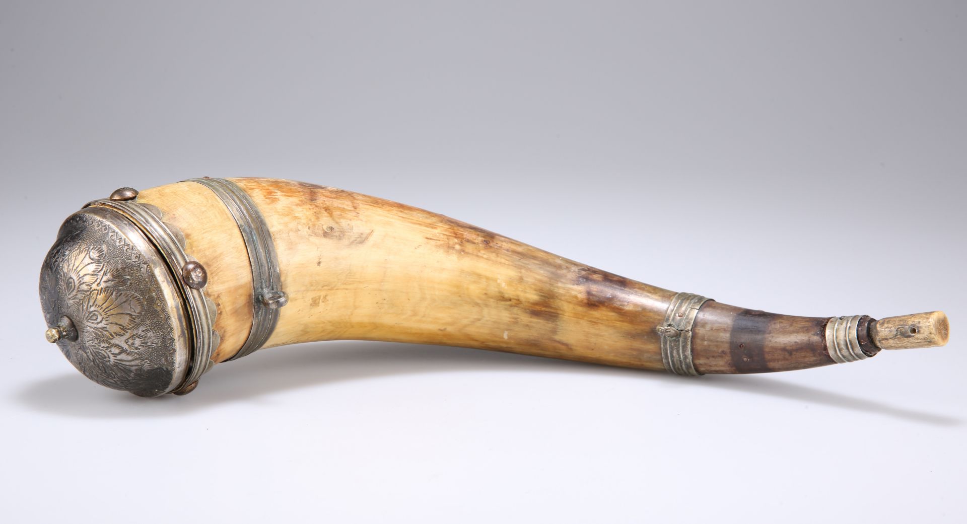 A 19TH CENTURY POWDER HORN WITH SILVER-PLATED FITTINGS - Bild 4 aus 4