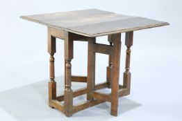 AN SMALL 18TH CENTURY OAK GATELEG TABLE