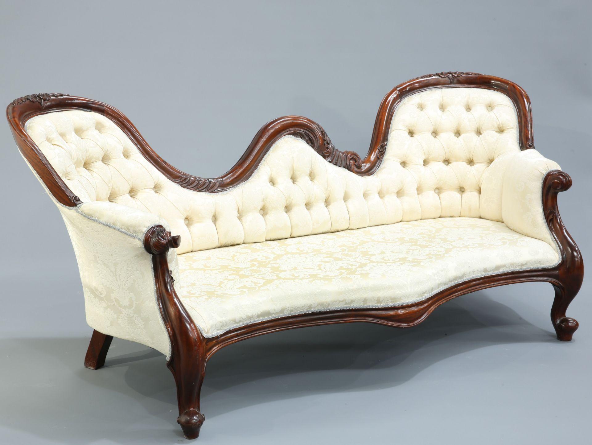 A VICTORIAN STYLE MAHOGANY HUMP BACK SETTEE