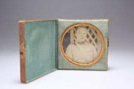 A LEATHER BOUND TRAVELLING PHOTOGRAPH FRAME CASE