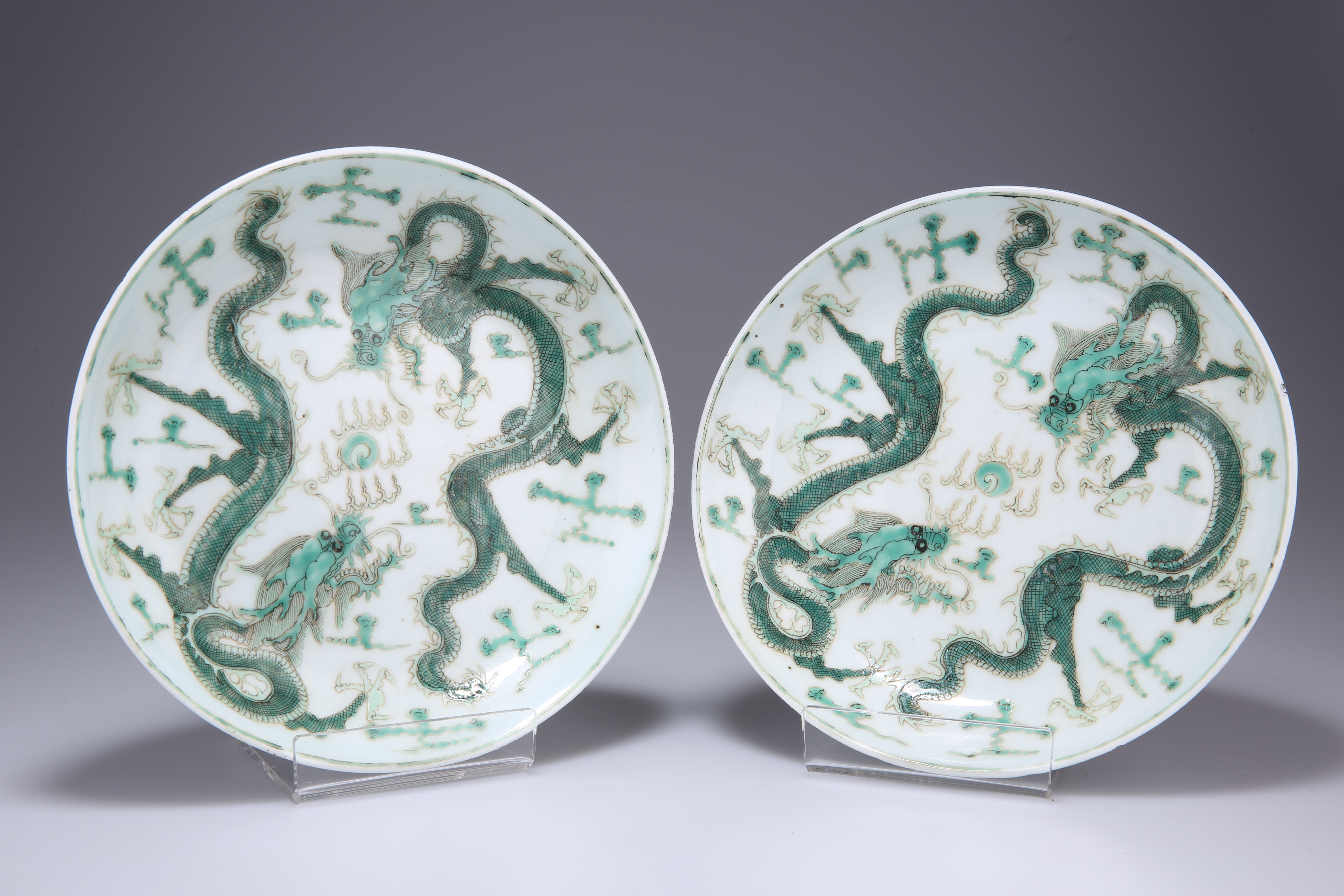 A PAIR OF CHINESE FAMILLE VERTE PORCELAIN DISHES