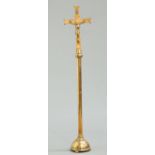 AN EARLY 20TH CENTURY BRASS ALTAR CRUCIFIX