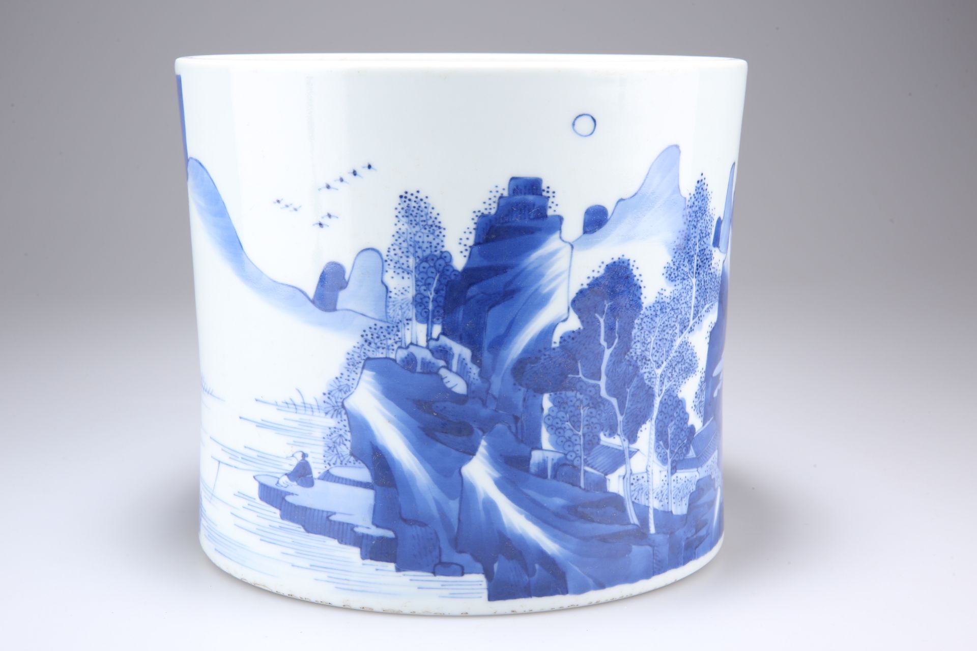 A LARGE CHINESE BLUE AND WHITE PORCELAIN BRUSH POT - Image 2 of 2