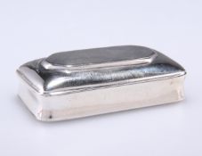 A GEORGE III SILVER SNUFF BOX