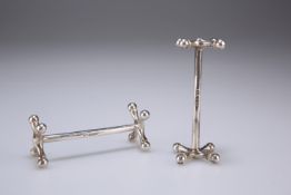 A PAIR OF GEORGE V SILVER KNIFE RESTS