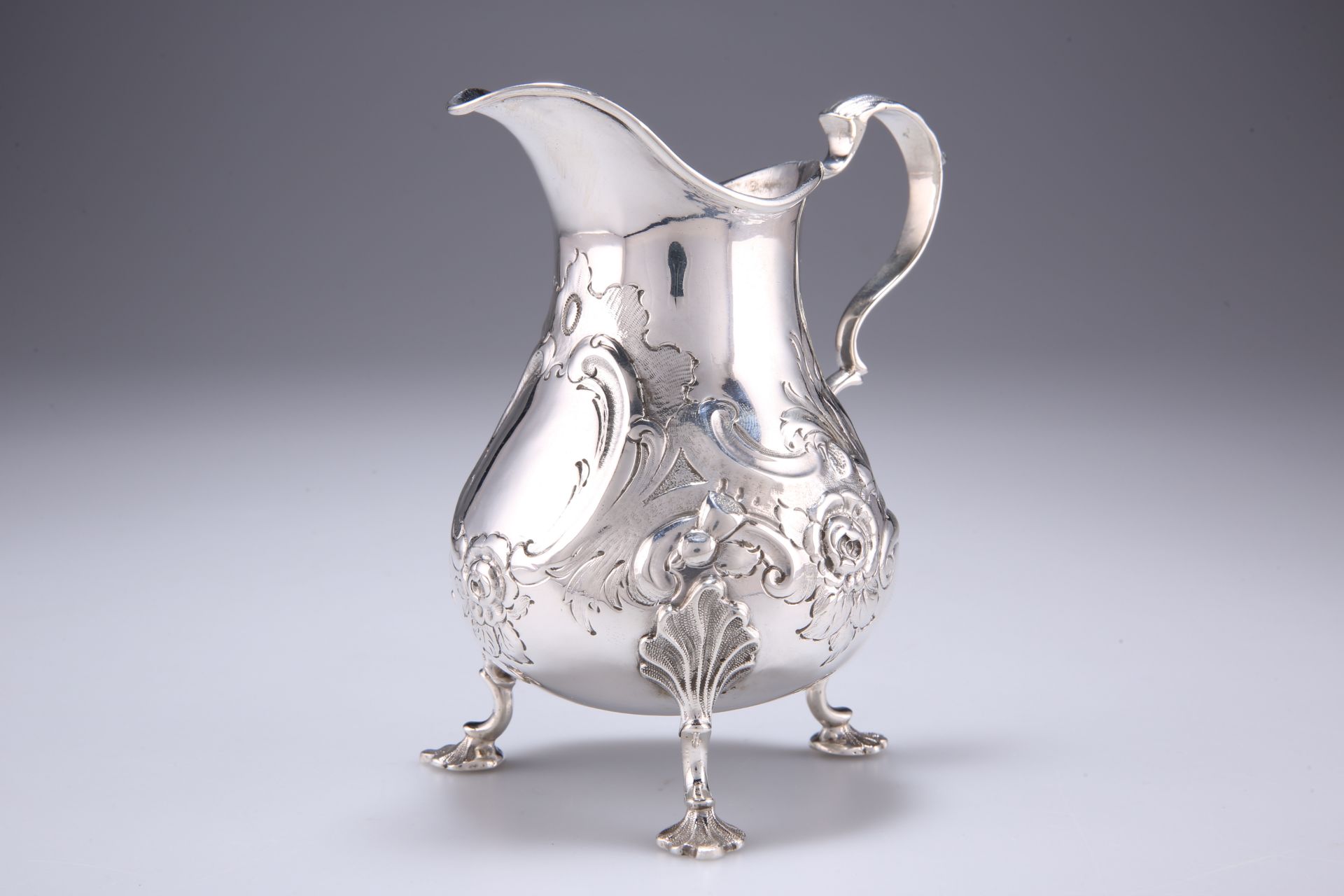 A VICTORIAN SILVER CREAM JUG - Bild 3 aus 4