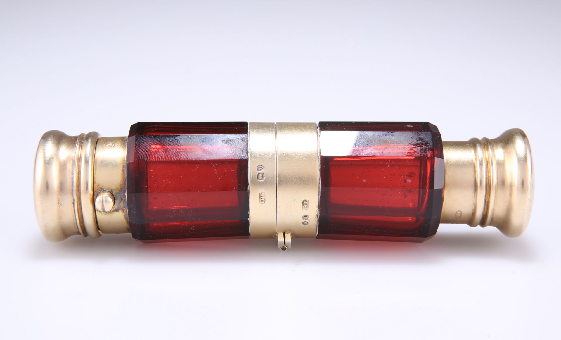 A VICTORIAN SILVER GILT AND CRANBERRY GLASS COMBINED DOUBLE ENDED SCENT BOTTLE AND VINAIGRETTE - Bild 4 aus 4