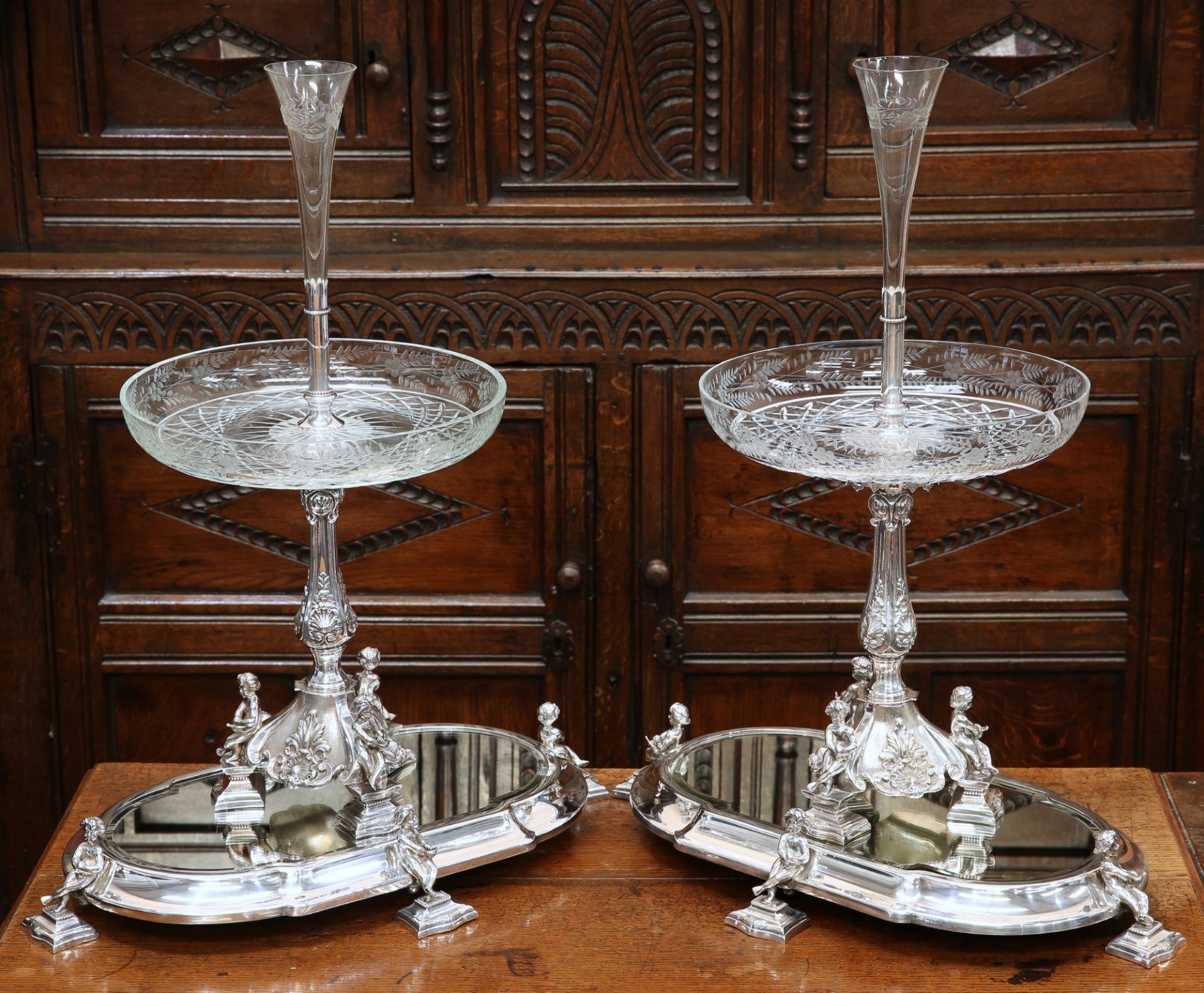 A HANDSOME PAIR OF 19TH CENTURY SILVER-PLATED CENTREPIECES - Bild 2 aus 7