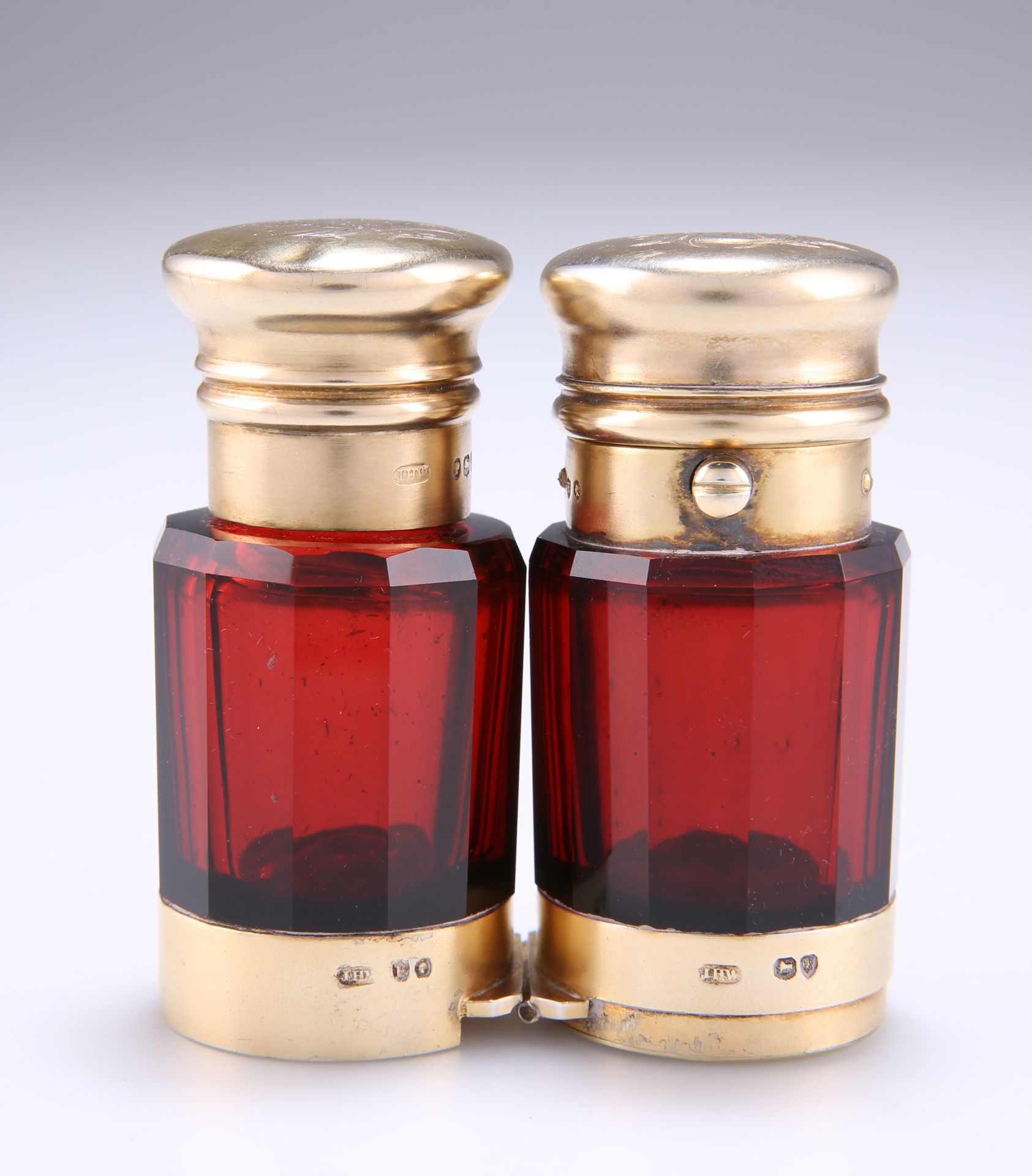 A VICTORIAN SILVER GILT AND CRANBERRY GLASS COMBINED DOUBLE ENDED SCENT BOTTLE AND VINAIGRETTE - Bild 2 aus 4