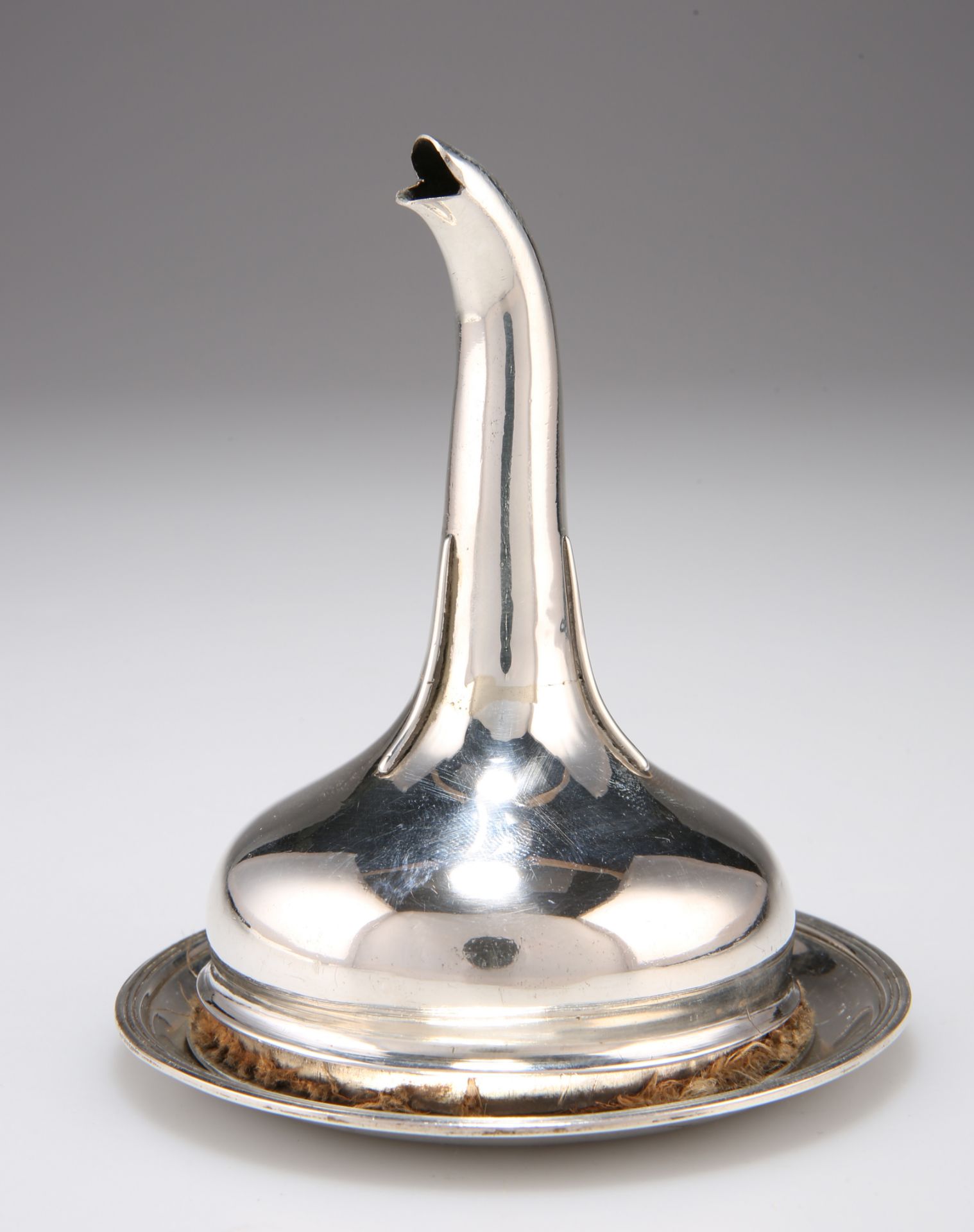 A GEORGE III SCOTTISH SILVER WINE FUNNEL AND STAND - Bild 2 aus 3