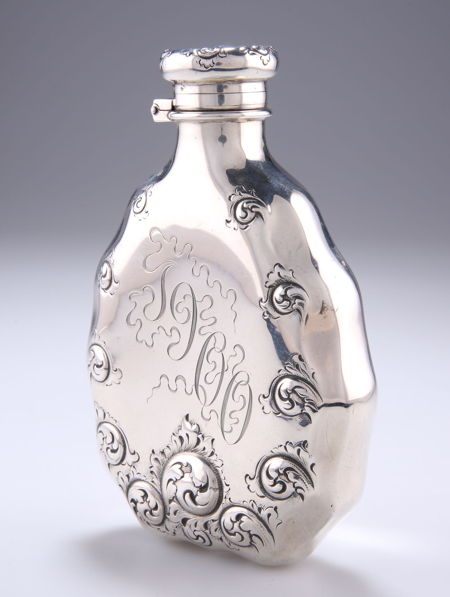 AN AMERICAN STERLING SILVER FLASK - Bild 2 aus 3