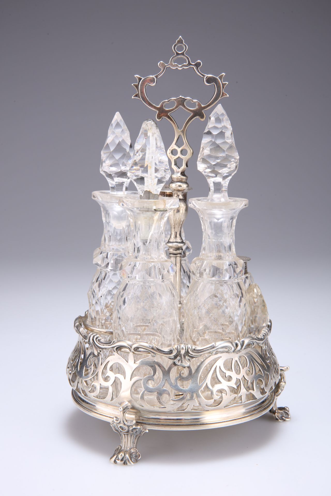 A VICTORIAN SILVER CRUET STAND - Bild 2 aus 3