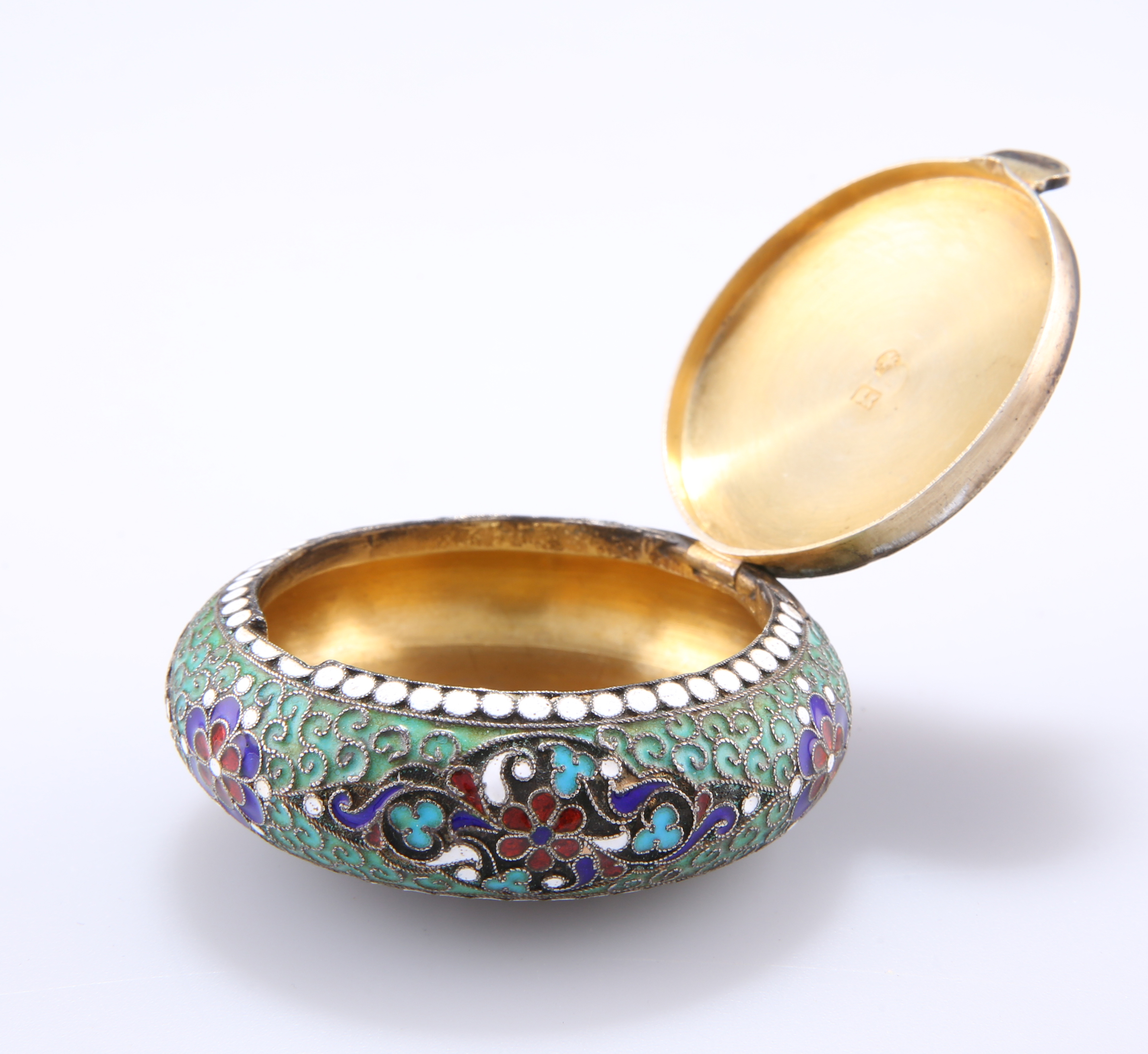 A RUSSIAN SILVER AND ENAMEL PILL BOX - Image 3 of 4