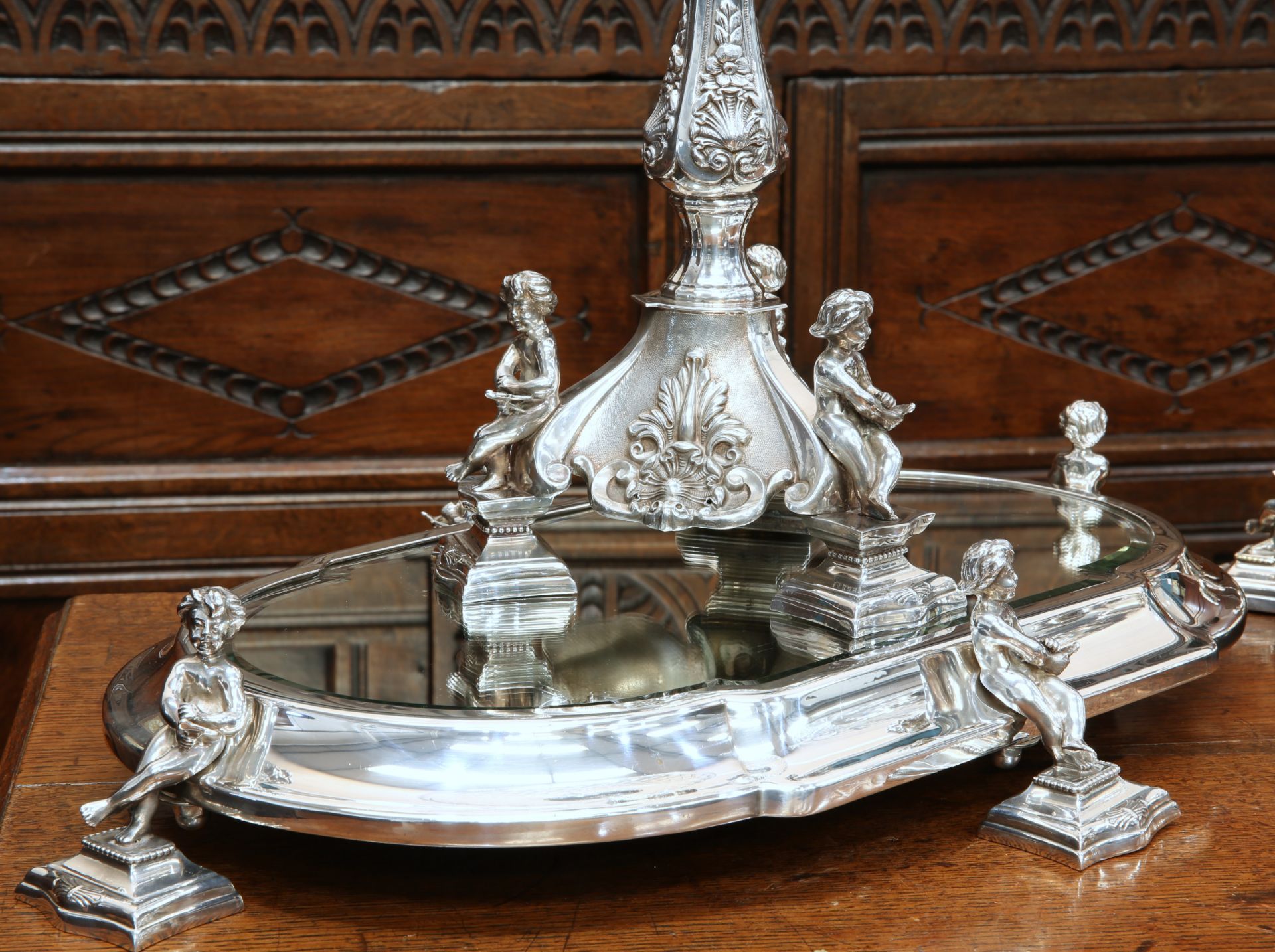 A HANDSOME PAIR OF 19TH CENTURY SILVER-PLATED CENTREPIECES - Bild 3 aus 7