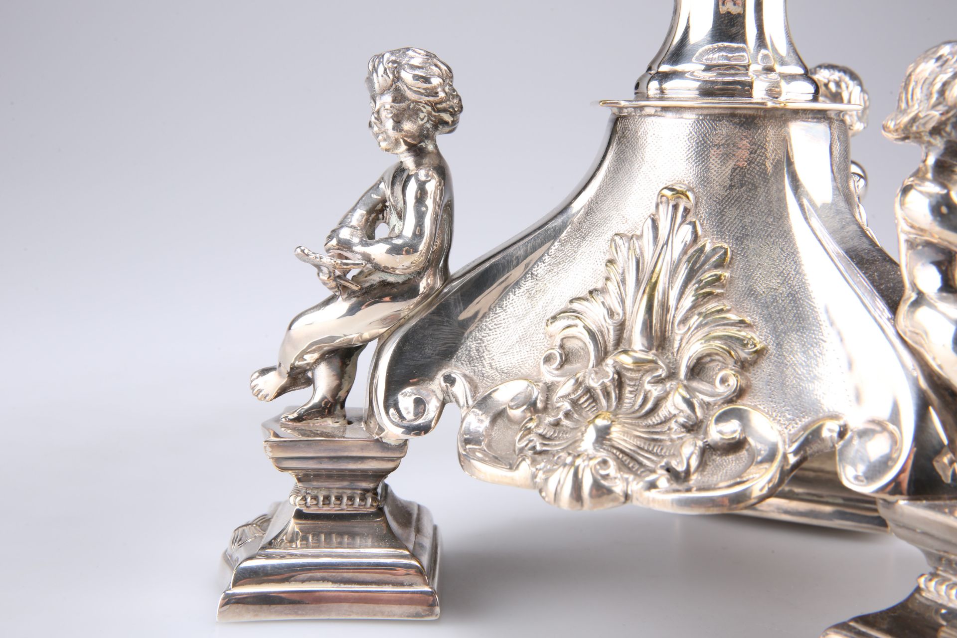 A HANDSOME PAIR OF 19TH CENTURY SILVER-PLATED CENTREPIECES - Bild 7 aus 7