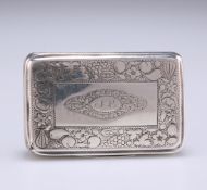 A GEORGE III SILVER SNUFF BOX