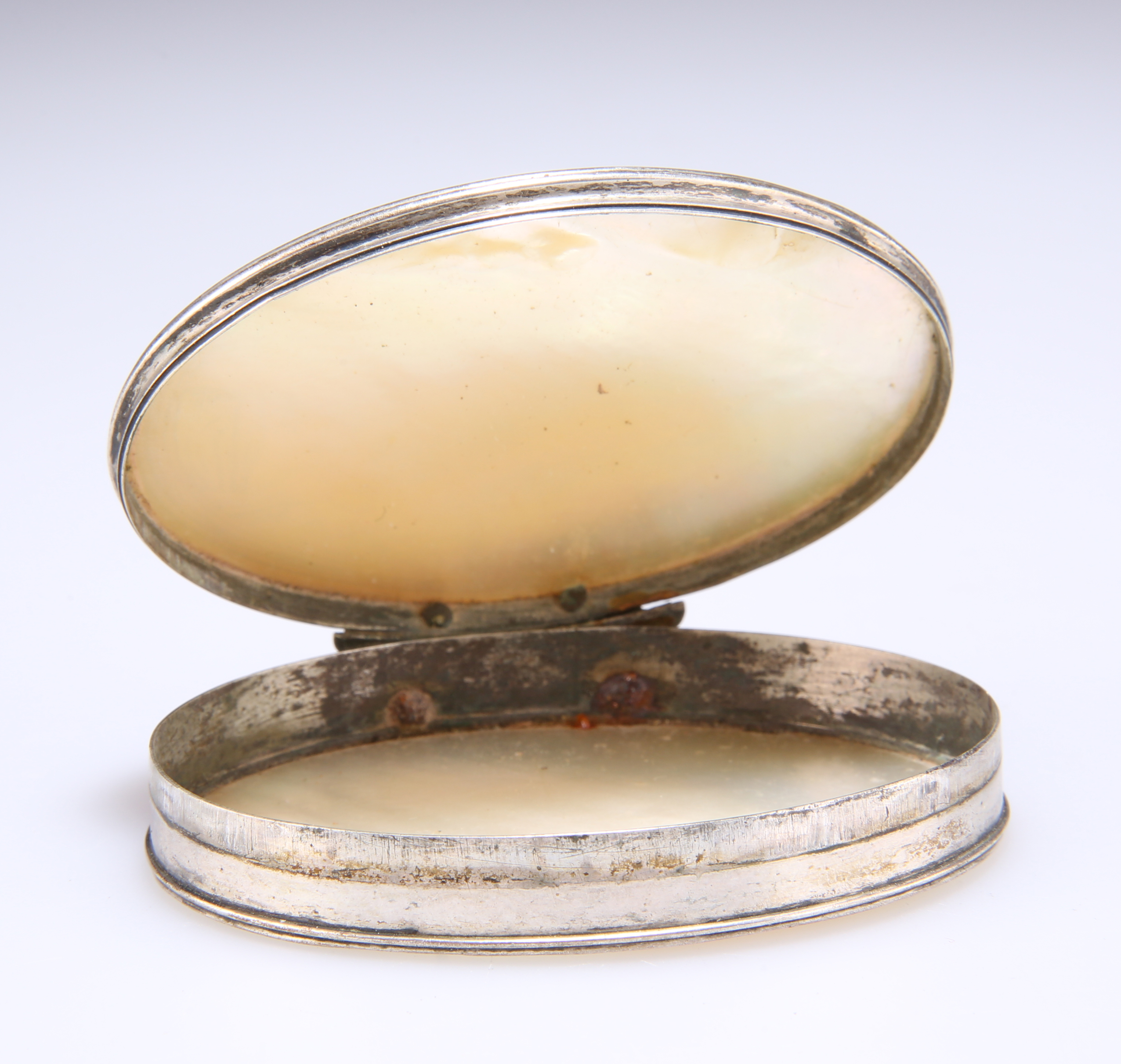 A CONTINENTAL WHITE-METAL AND MOTHER-OF-PEARL SNUFF BOX - Image 3 of 3