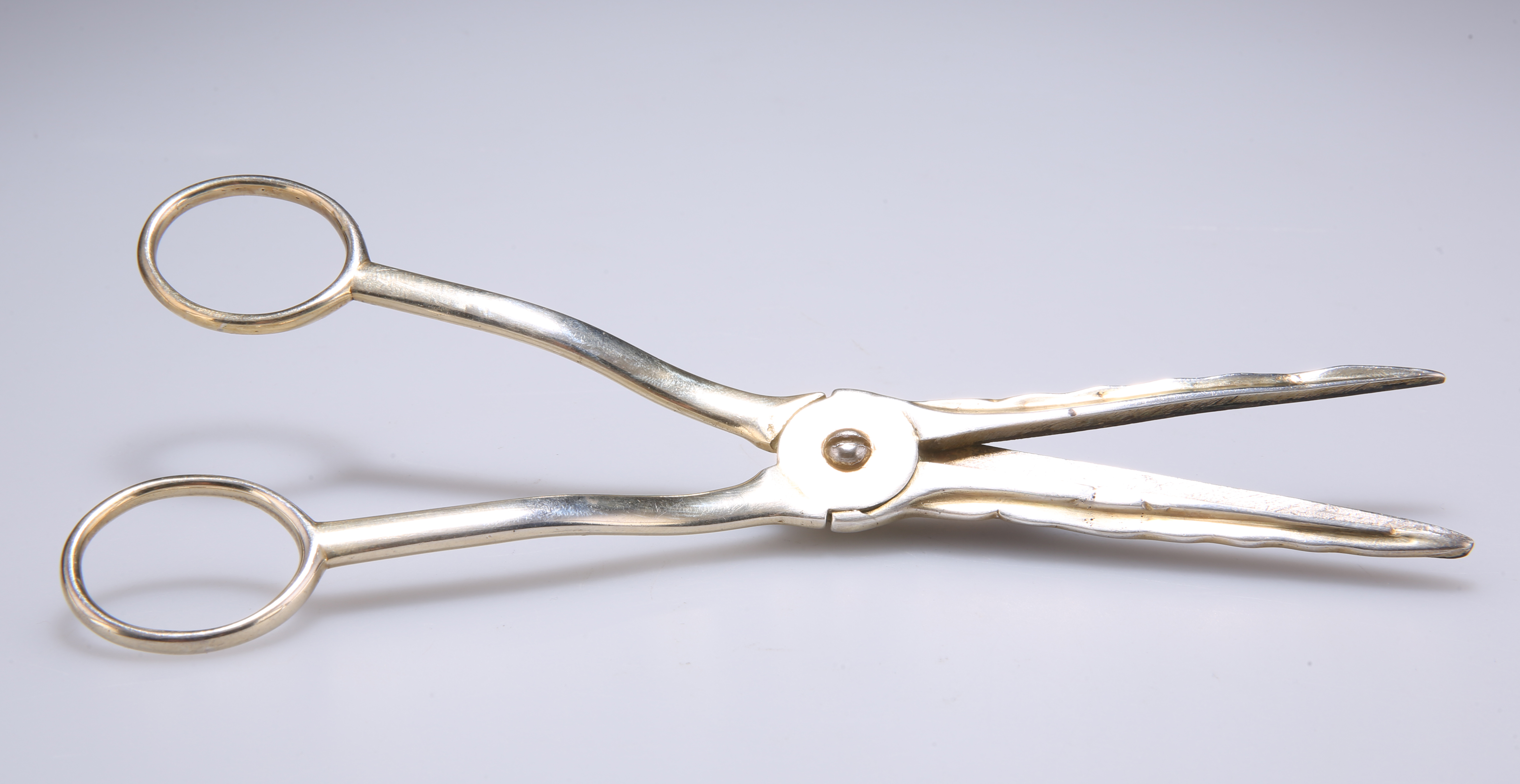 A PAIR OF GEORGE IV SILVER GRAPE SCISSORS - Image 2 of 3