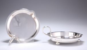 A PAIR OF ART NOUVEAU SILVER SAUCE BOATS