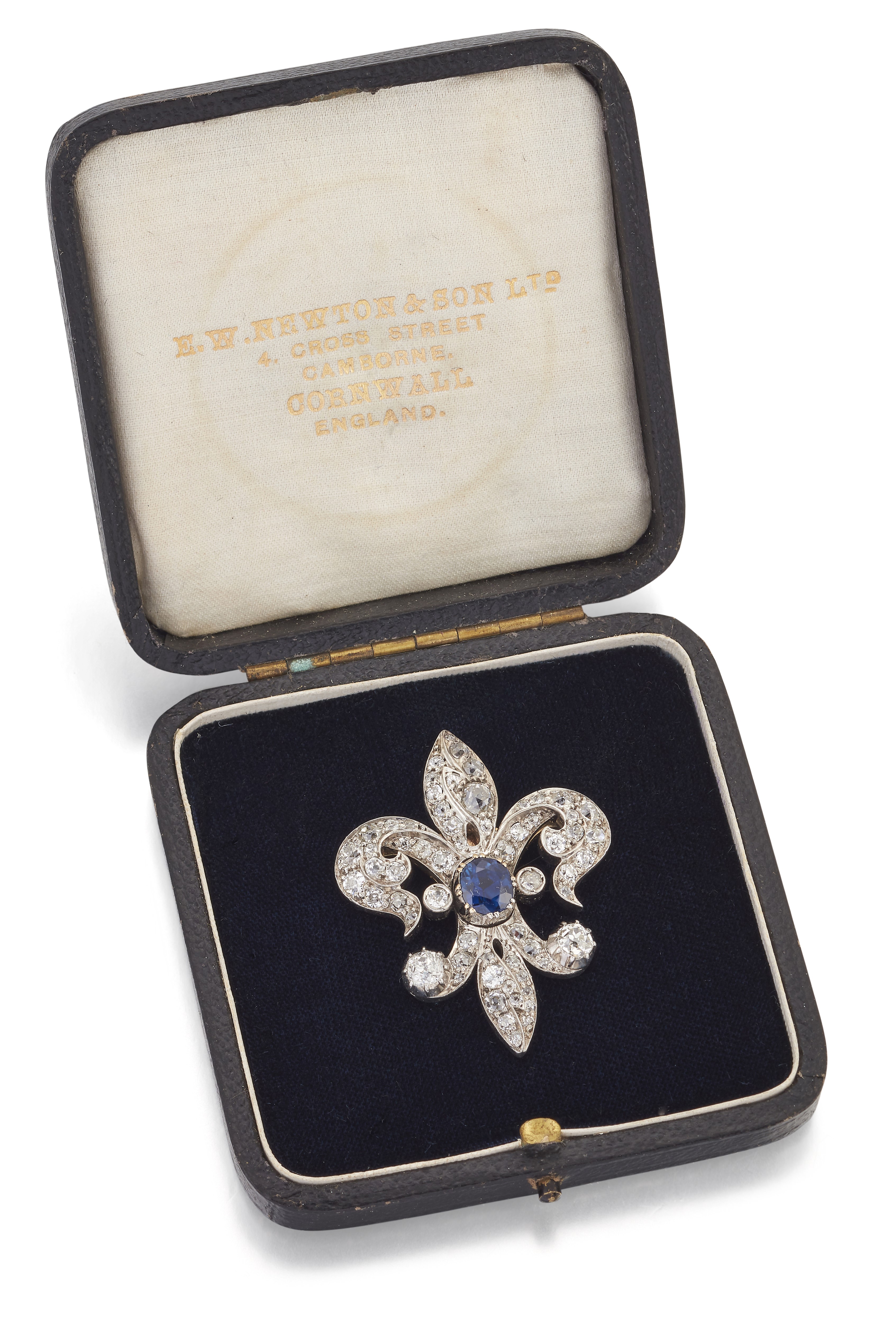 A SAPPHIRE AND DIAMOND FLEUR DE LYS BROOCH - Image 2 of 2