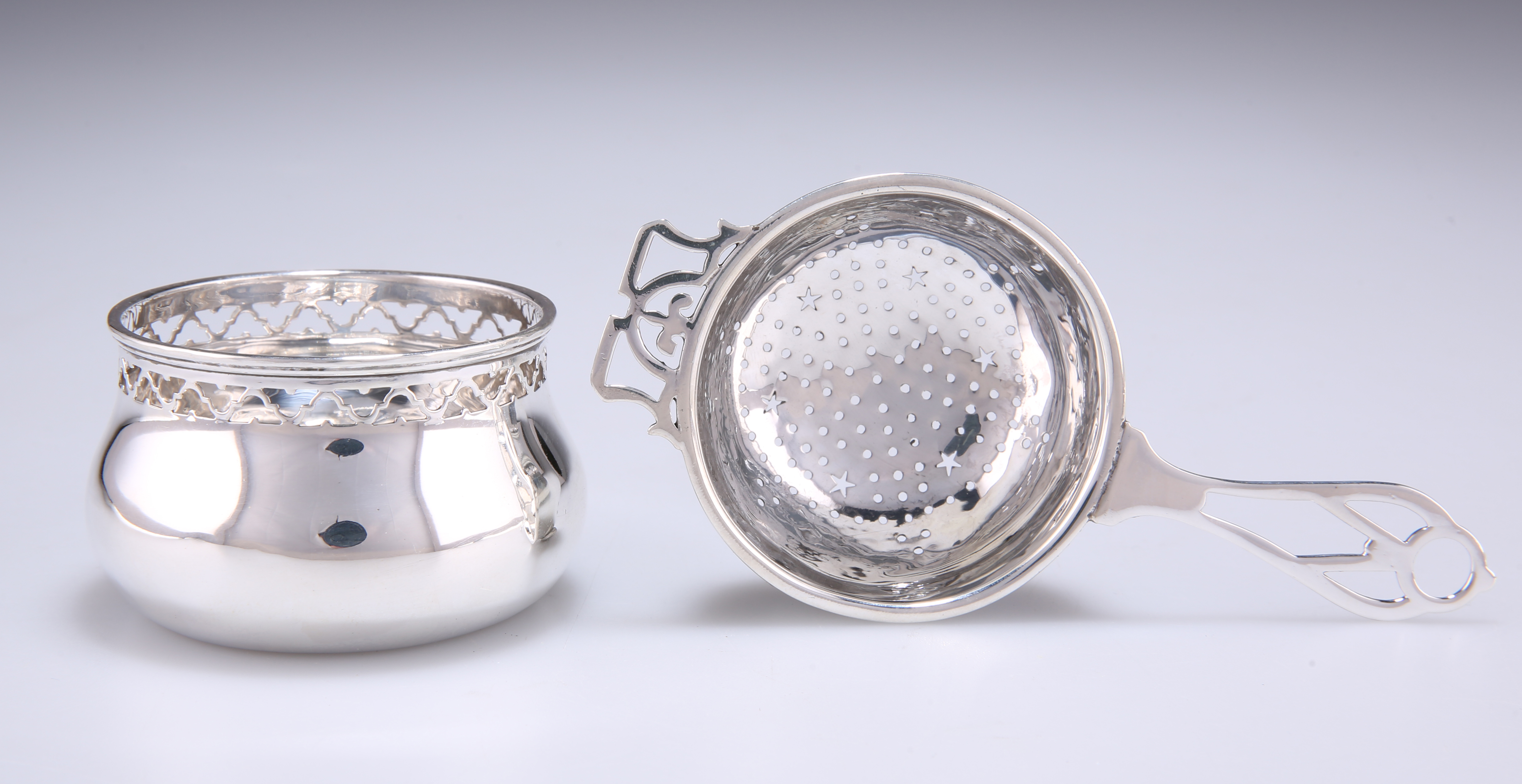 A GEORGE V SILVER TEA STRAINER ON STAND - Image 2 of 2