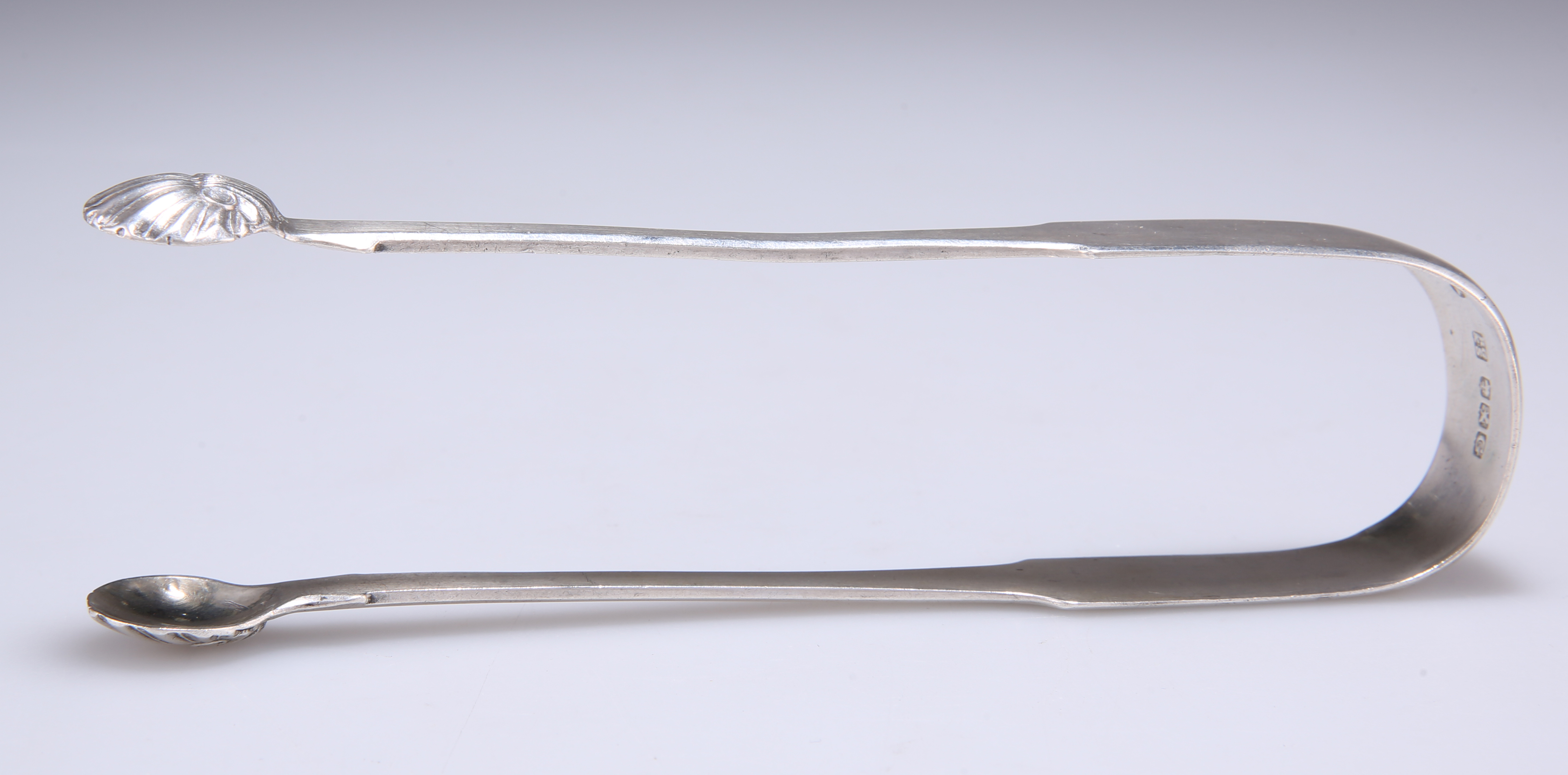 A PAIR OF GEORGE IV SCOTTISH SILVER SUGAR TONGS - Bild 2 aus 3