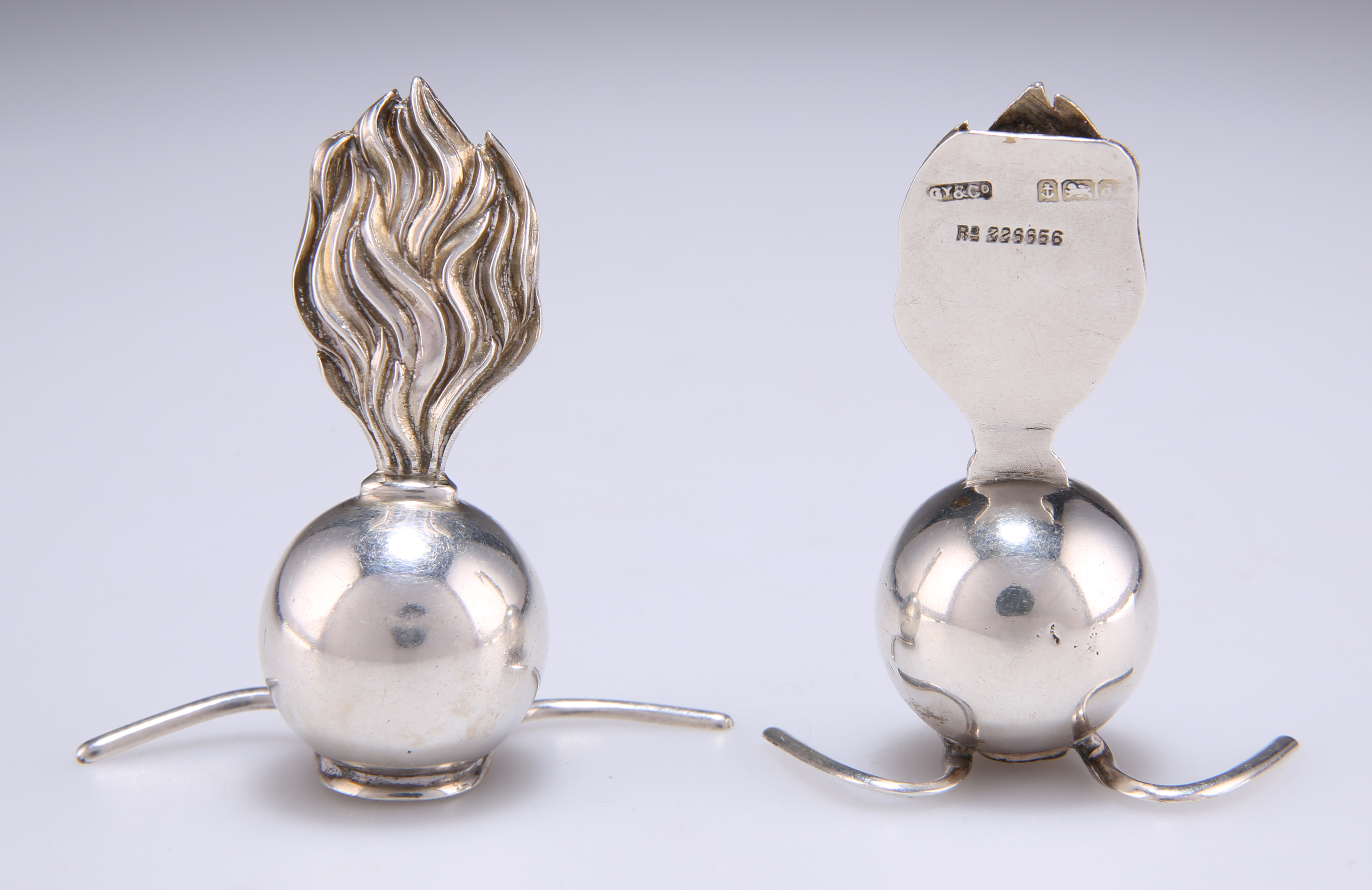 A PAIR OF EDWARD VII SILVER MENU HOLDERS - Image 2 of 2