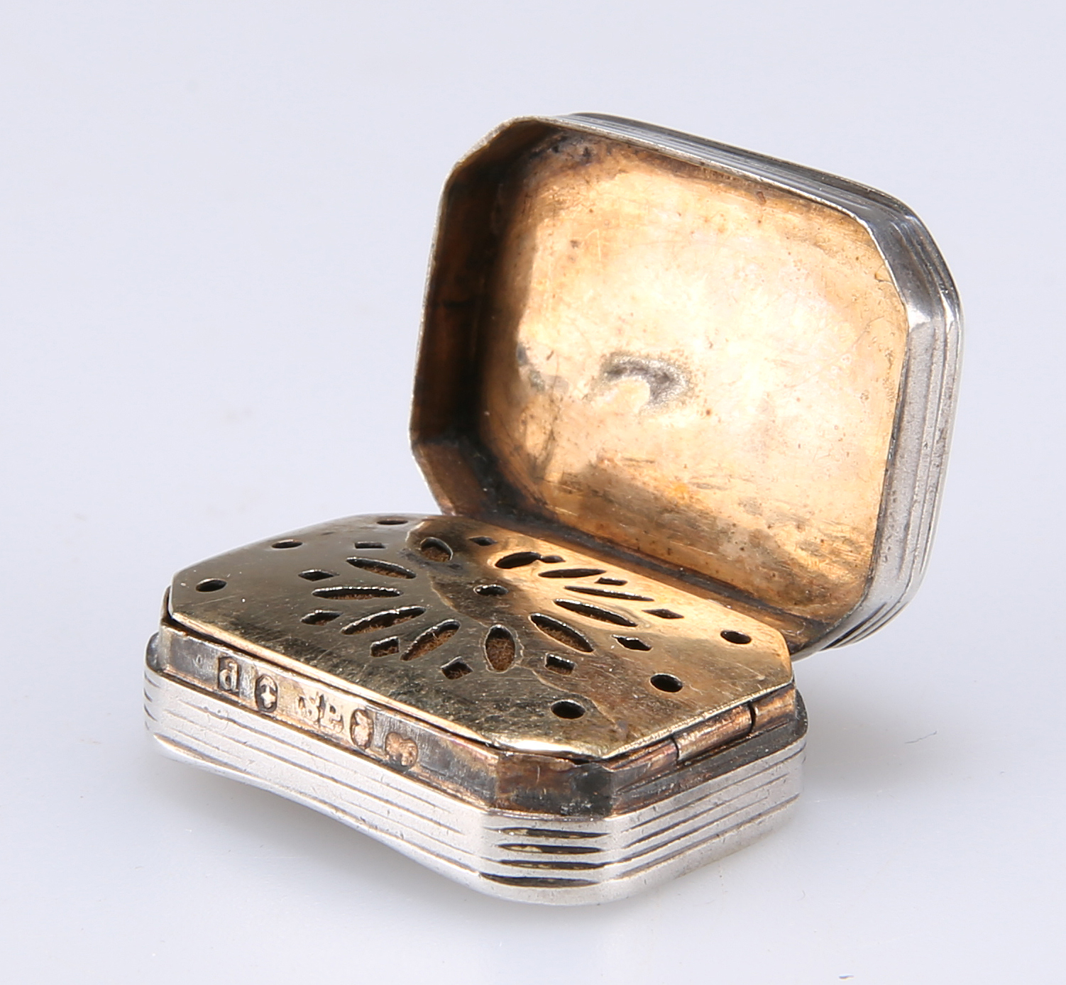 A GEORGE III SILVER VINAIGRETTE - Image 2 of 4