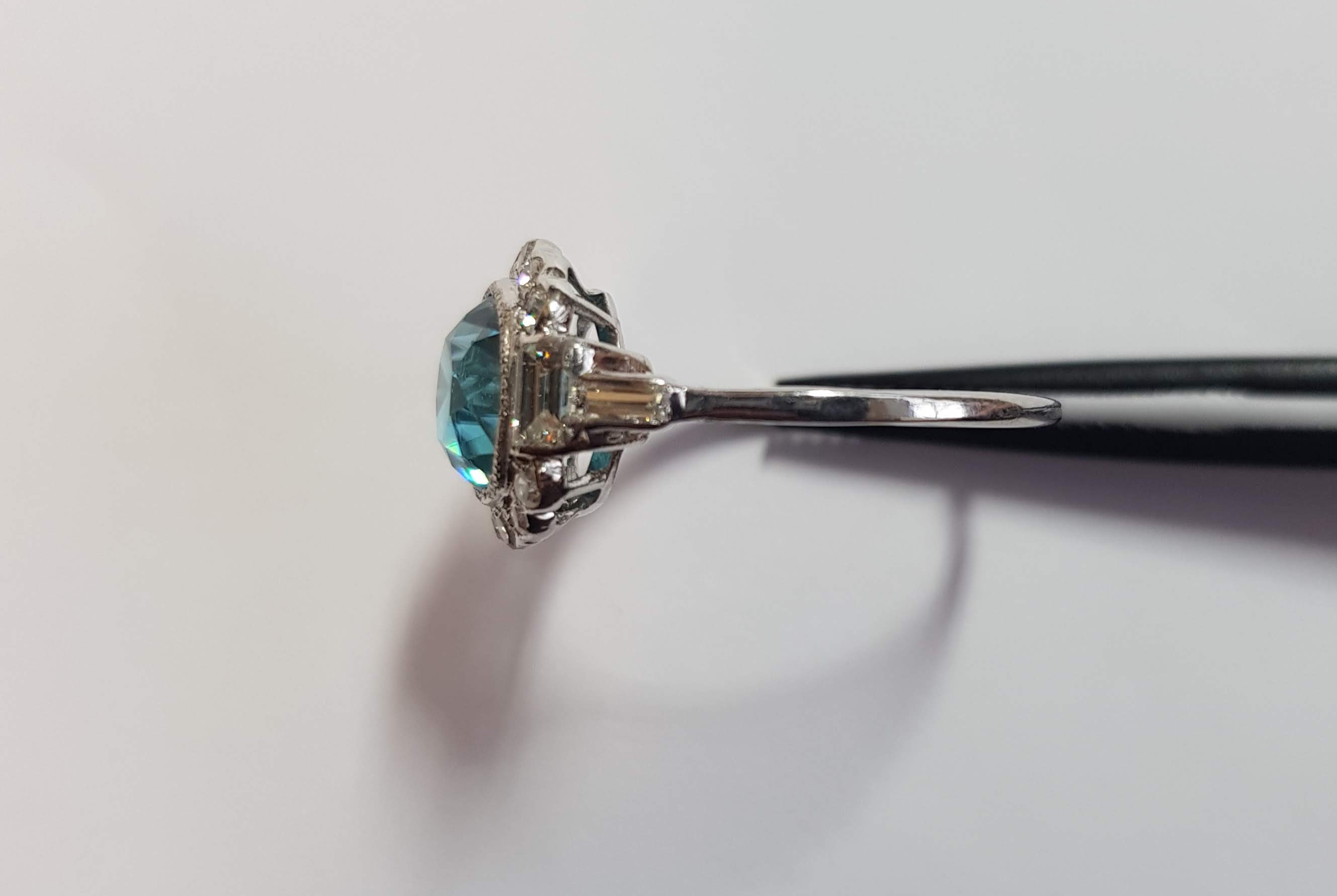 A BLUE ZIRCON AND DIAMOND CLUSTER RING - Image 3 of 4