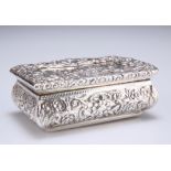 AN EARLY VICTORIAN SILVER SNUFF BOX