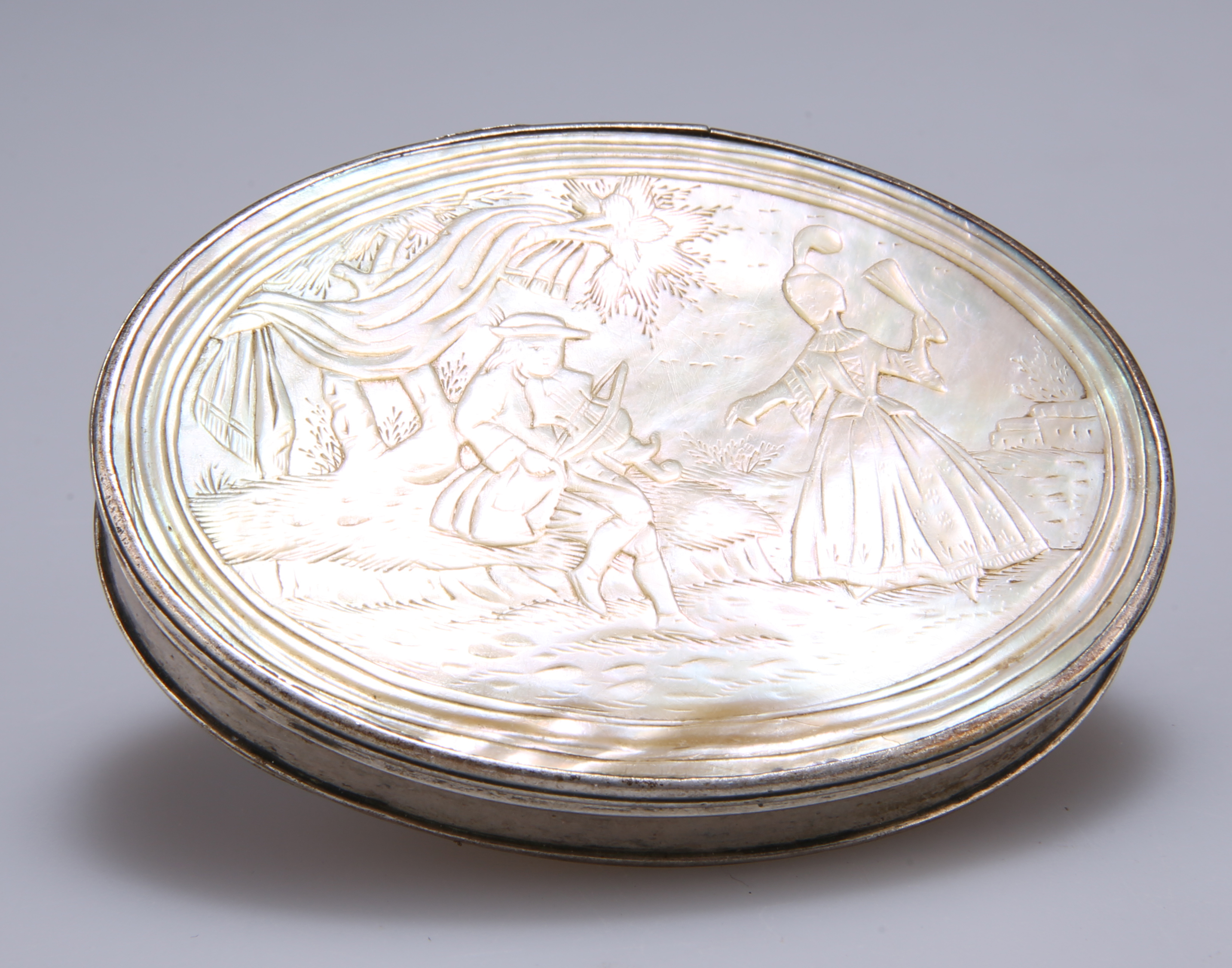 A CONTINENTAL WHITE-METAL AND MOTHER-OF-PEARL SNUFF BOX - Image 2 of 3