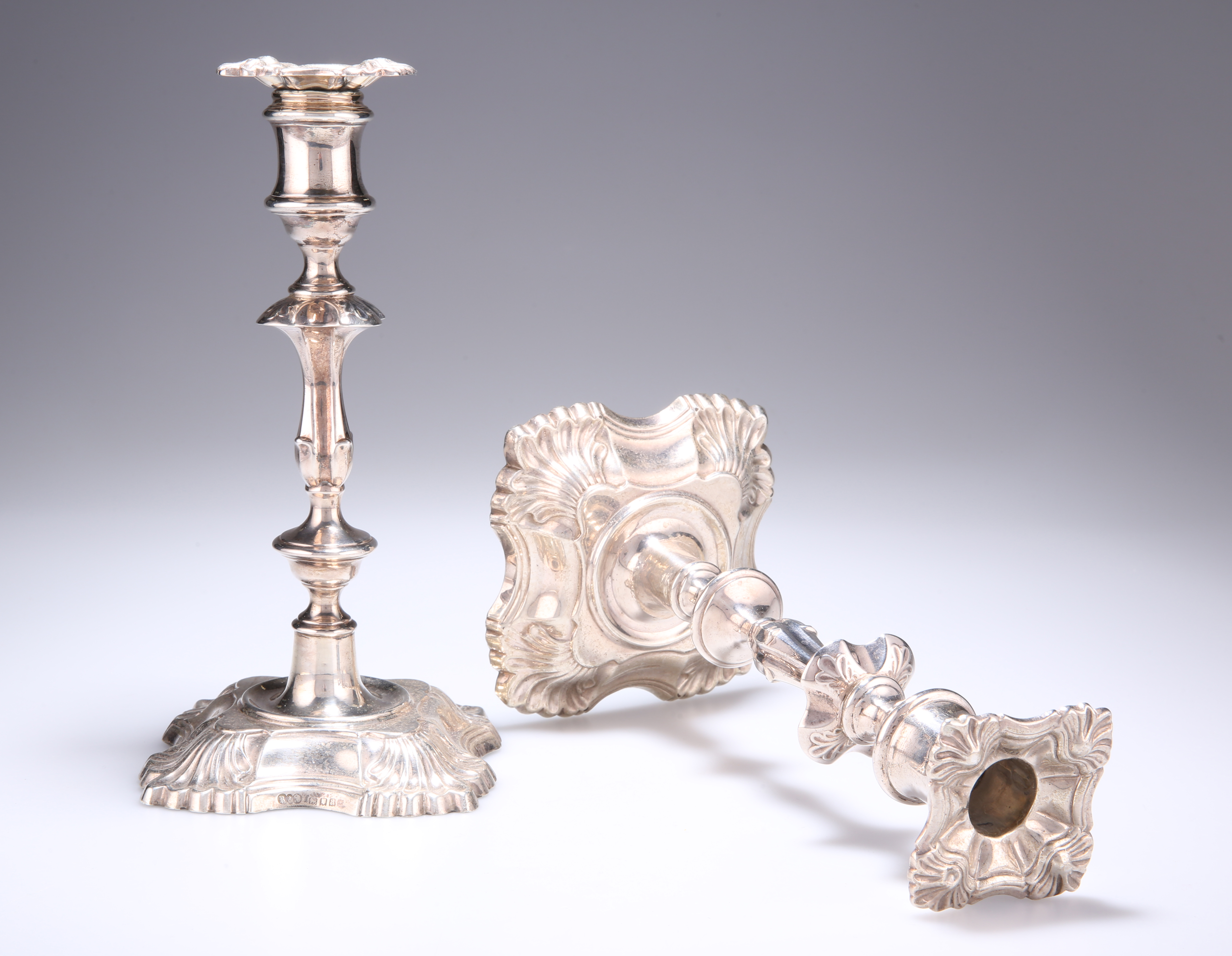 A PAIR OF GEORGE V SILVER CANDLESTICKS - Image 2 of 3