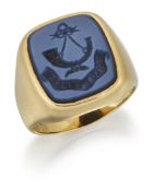 AN 18 CARAT SARDONYX INTAGLIO SIGNET RING