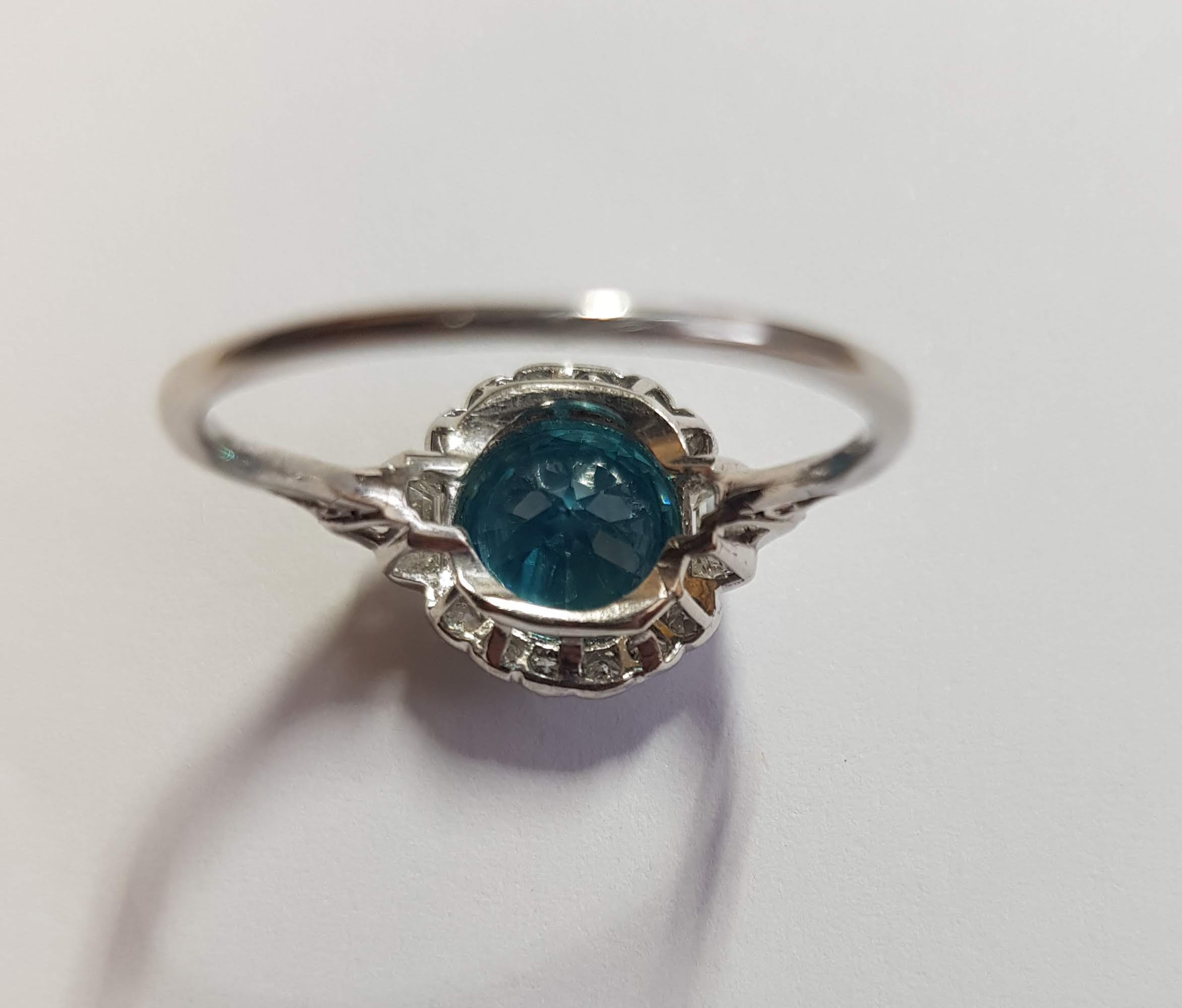 A BLUE ZIRCON AND DIAMOND CLUSTER RING - Image 4 of 4