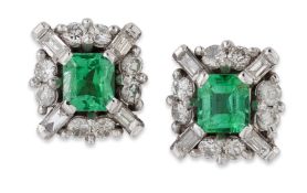 A PAIR OF 18 CARAT WHITE GOLD EMERALD AND DIAMOND CLUSTER STUD EARRINGS