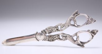 A PAIR OF EDWARDIAN SILVER GRAPE SCISSORS