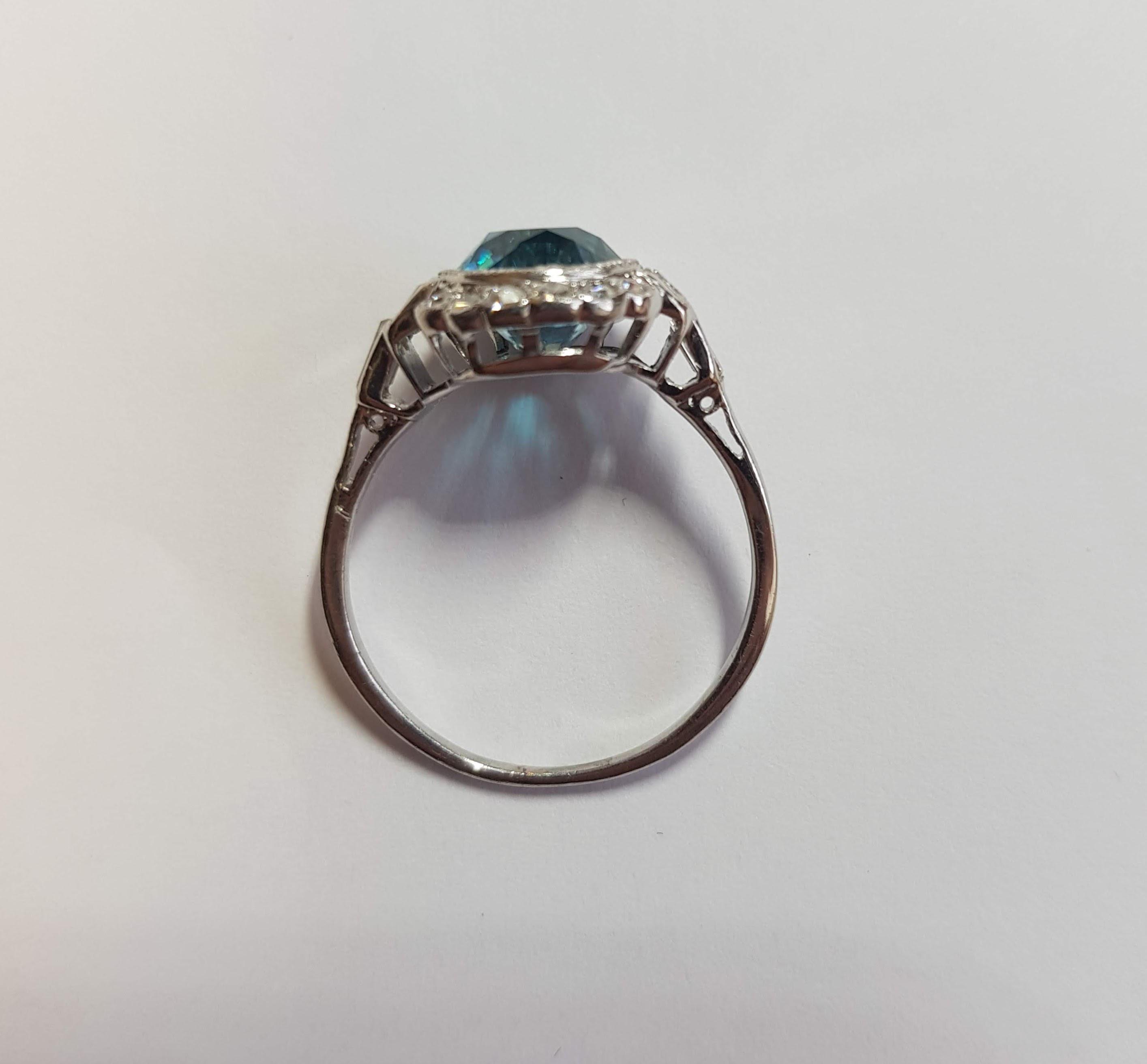 A BLUE ZIRCON AND DIAMOND CLUSTER RING - Image 2 of 4