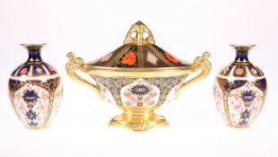 A ROYAL CROWN DERBY IMARI PATTERN TWIN HANDLED OVAL FOOTED VASE AND COVER