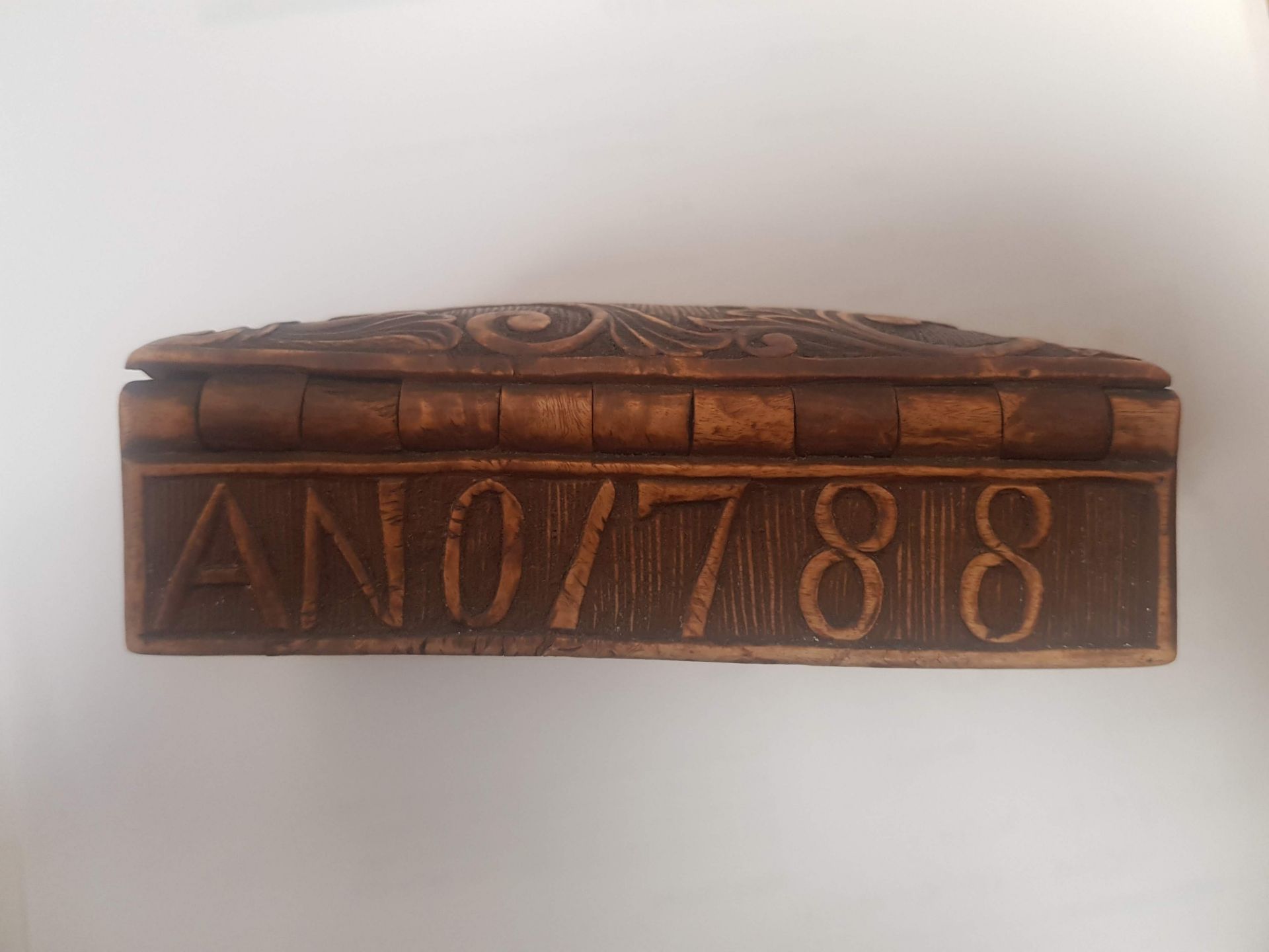 A CONTINENTAL CARVED WOOD SNUFF BOX - Image 3 of 3