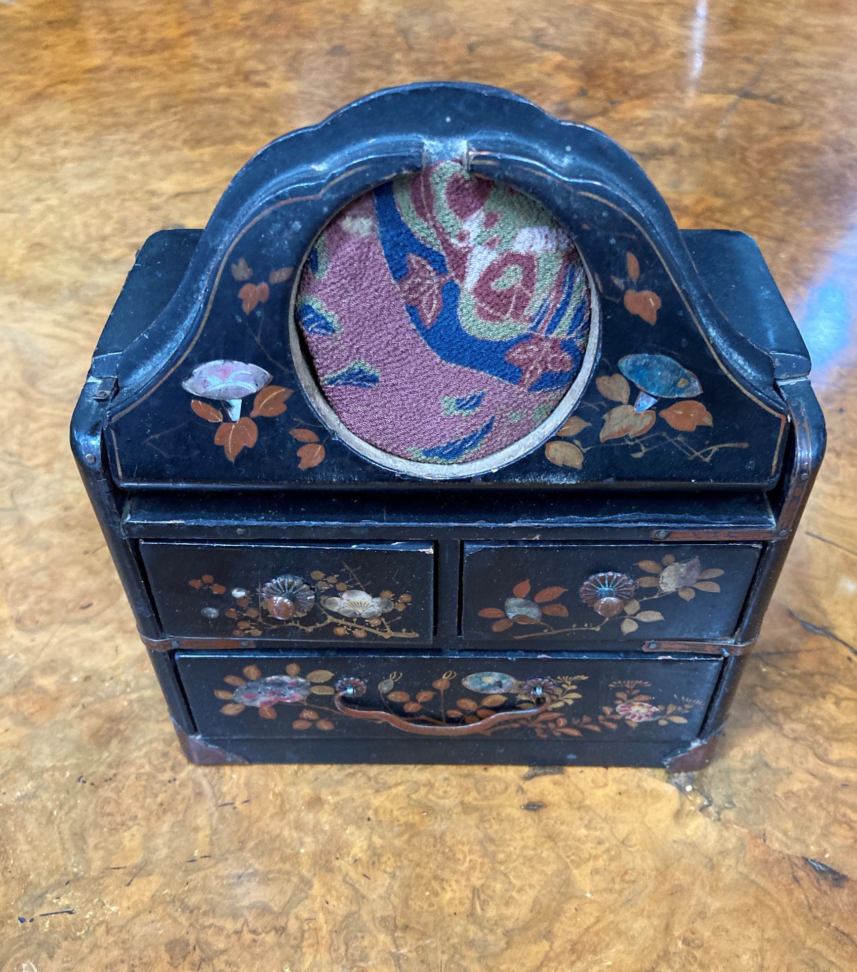 AN EARLY 20TH CENTURY JAPANESE LACQUER POCKET WATCH HOLDER - Image 2 of 2