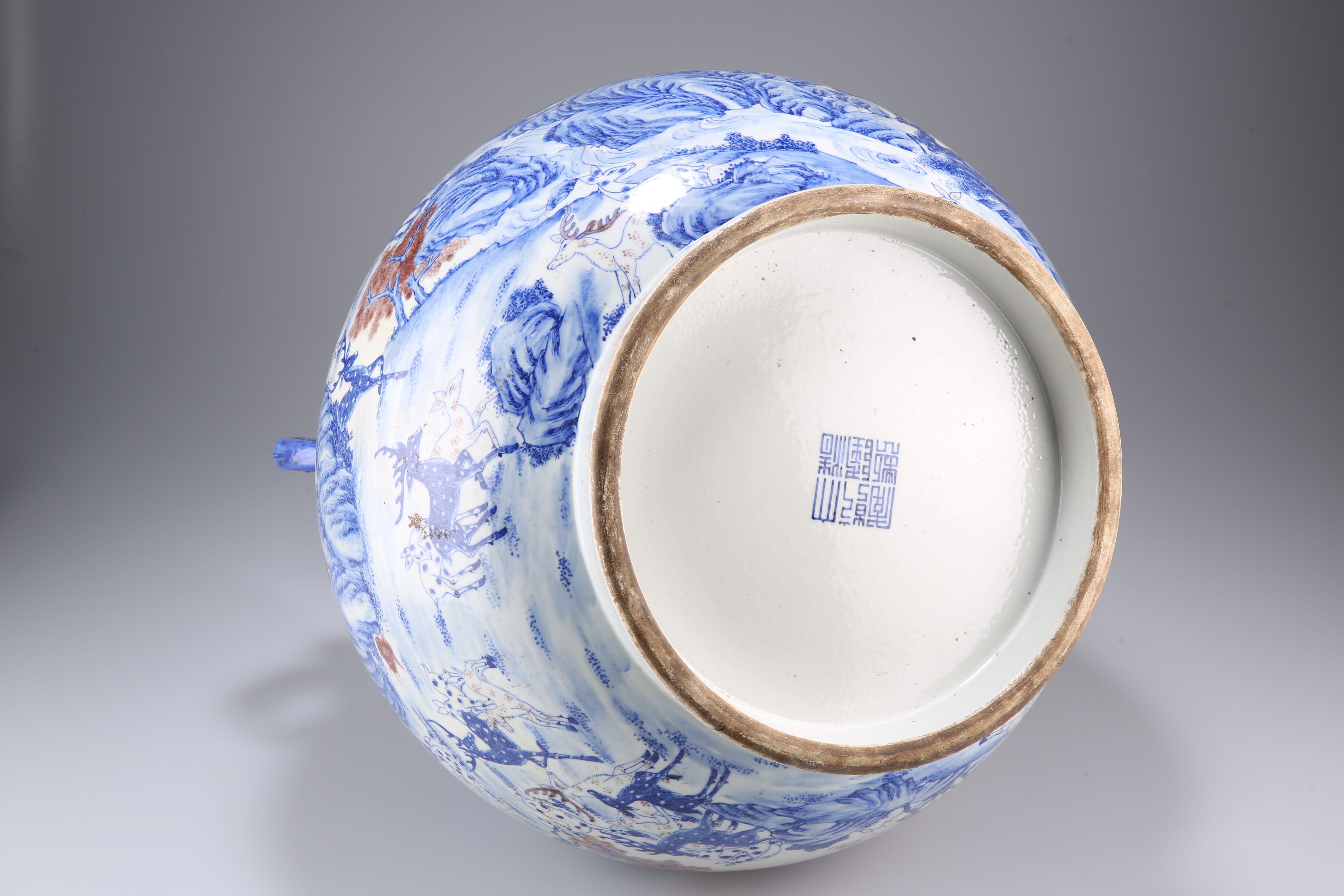 A LARGE CHINESE PORCELAIN TWO-HANDLED VASE - Image 8 of 8