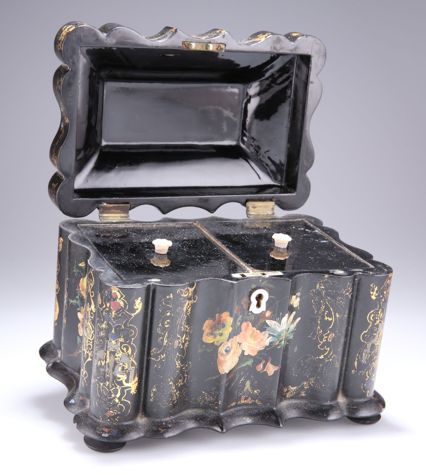 A VICTORIAN PAPIER-MACHE TEA CADDY - Bild 2 aus 5