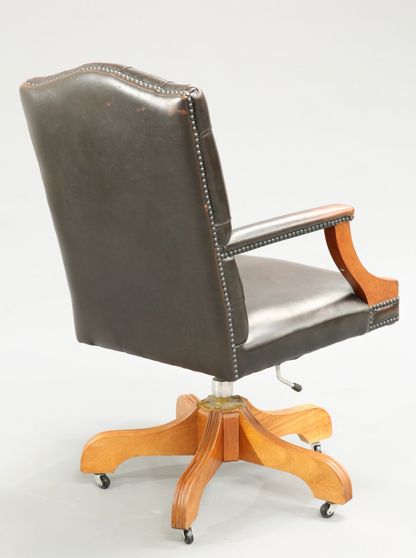 A BUTTONED BACK BROWN LEATHER SWIVEL DESK CHAIR - Image 2 of 2