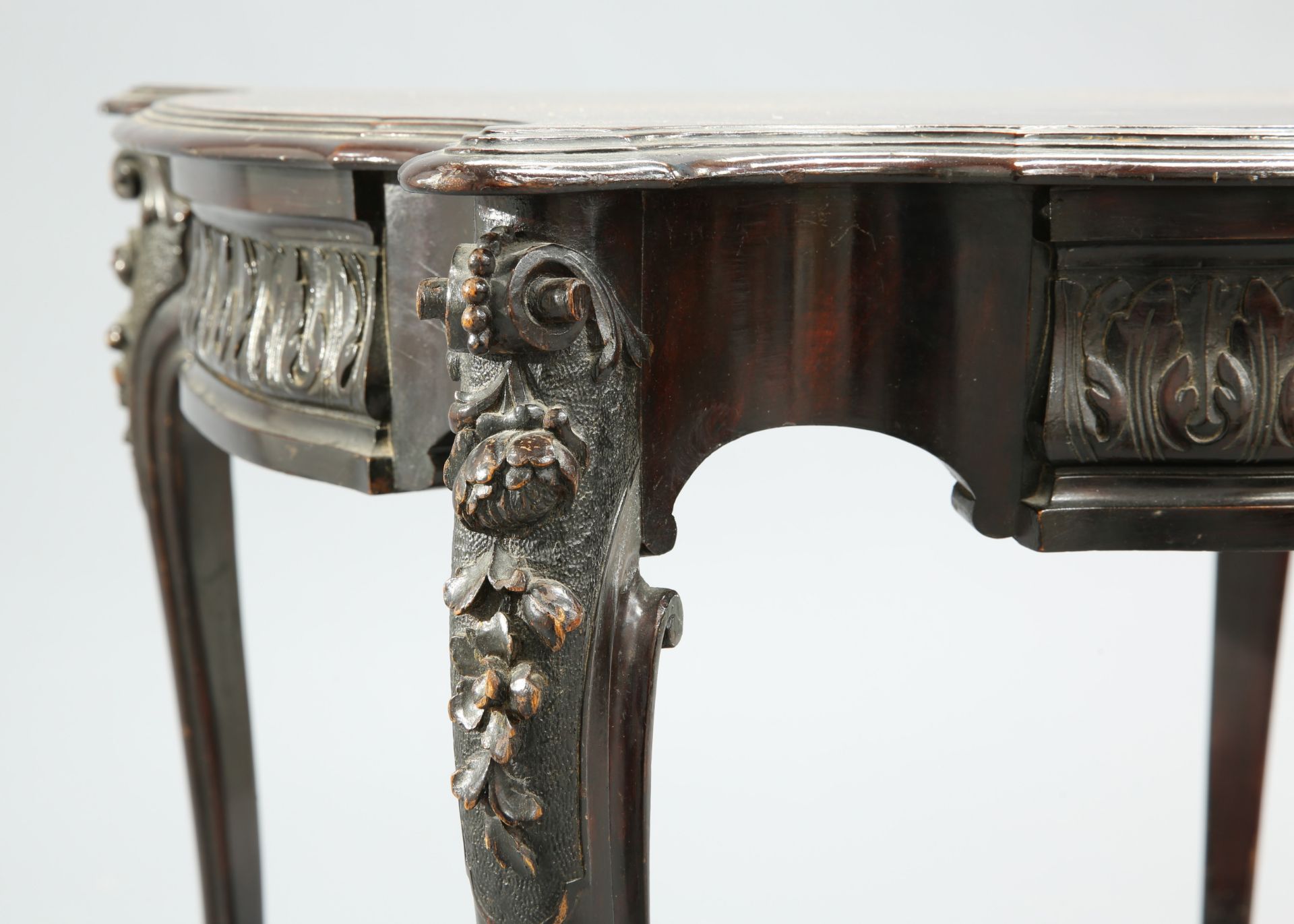 A LATE VICTORIAN MAHOGANY OCCASIONAL TABLE - Image 2 of 2