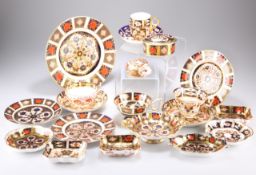 A COLLECTION OF CROWN DERBY AND ROYAL CROWN DERBY PORCELAIN IMARI WARES