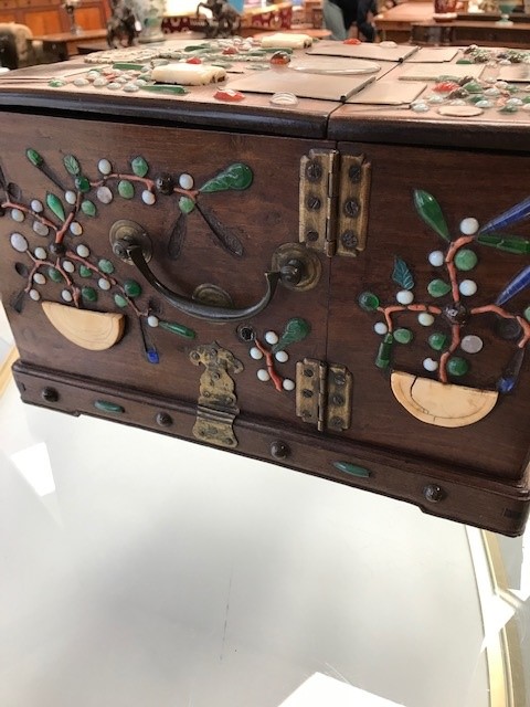 A 19TH CENTURY CHINESE HARDWOOD INLAID DRESSING TABLE CHEST - Image 7 of 20