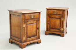 A PAIR OF PERIOD STYLE OAK BEDSIDE CABINETS BY TITCHMARSH AND GOODWIN