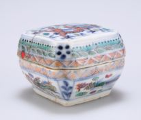 A CHINESE DOUCAI PORCELAIN SMALL BOX AND COVER