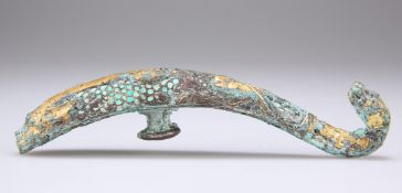 A TURQUOISE INLAID GILT BRONZE BELT HOOK, HAN DYNASTY